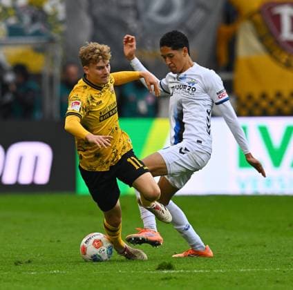 v.l.: Dominik Kother (Dresden), Santiago Castaneda (Paderborn), 25.10.2025, Fussball, GER, Saison 2025 2026, 2. Bundesliga, Zweite Liga, 10. Spieltag, Rudolf-Harbig-Stadion Dresden, SG Dynamo Dresden - SC Paderborn 07, DFB AND DFL REGULATIONS PROHIBIT ANY USE OF PHOTOGRAPHS as IMAGE SEQUENCES and or QUASI-VIDEO,