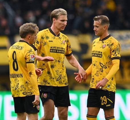 v.l.: Luca Herrmann, Vincent Vermeij und Lukas Boeder (alle Dresden) enttäuscht, 25.10.2025, Fussball, GER, Saison 2025 2026, 2. Bundesliga, Zweite Liga, 10. Spieltag, Rudolf-Harbig-Stadion Dresden, SG Dynamo Dresden - SC Paderborn 07, DFB AND DFL REGULATIONS PROHIBIT ANY USE OF PHOTOGRAPHS as IMAGE SEQUENCES and or QUASI-VIDEO,