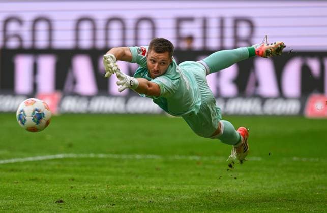 der Ball zum 2:1 für Paderborn schlägt in den Kasten von Torwart Lennart Grill (Dresden) ein, 25.10.2025, Fussball, GER, Saison 2025 2026, 2. Bundesliga, Zweite Liga, 10. Spieltag, Rudolf-Harbig-Stadion Dresden, SG Dynamo Dresden - SC Paderborn 07, DFB AND DFL REGULATIONS PROHIBIT ANY USE OF PHOTOGRAPHS as IMAGE SEQUENCES and or QUASI-VIDEO,