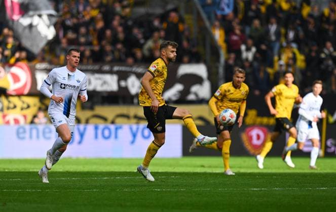 am Ball: Lars Bünning (Dresden), 25.10.2025, Fussball, GER, Saison 2025 2026, 2. Bundesliga, Zweite Liga, 10. Spieltag, Rudolf-Harbig-Stadion Dresden, SG Dynamo Dresden - SC Paderborn 07, DFB AND DFL REGULATIONS PROHIBIT ANY USE OF PHOTOGRAPHS as IMAGE SEQUENCES and or QUASI-VIDEO,