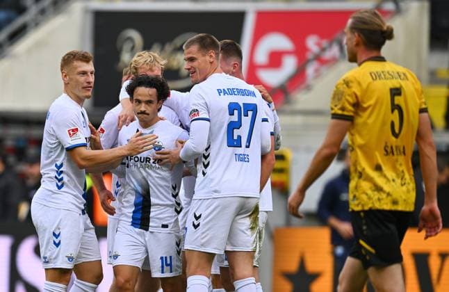 2:1-Torjubel, Jubel Paderborn, in der Mitte: Torschütze Mika Baur (14, Paderborn) wollte nicht jubeln, rechts: Vinko Sapina (Dresden), 25.10.2025, Fussball, GER, Saison 2025 2026, 2. Bundesliga, Zweite Liga, 10. Spieltag, Rudolf-Harbig-Stadion Dresden, SG Dynamo Dresden - SC Paderborn 07, DFB AND DFL REGULATIONS PROHIBIT ANY USE OF PHOTOGRAPHS as IMAGE SEQUENCES and or QUASI-VIDEO,