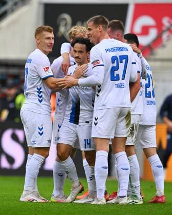 2:1-Torjubel, Jubel Paderborn, in der Mitte: Torschütze Mika Baur (14, Paderborn) wollte nicht jubeln, 25.10.2025, Fussball, GER, Saison 2025 2026, 2. Bundesliga, Zweite Liga, 10. Spieltag, Rudolf-Harbig-Stadion Dresden, SG Dynamo Dresden - SC Paderborn 07, DFB AND DFL REGULATIONS PROHIBIT ANY USE OF PHOTOGRAPHS as IMAGE SEQUENCES and or QUASI-VIDEO,