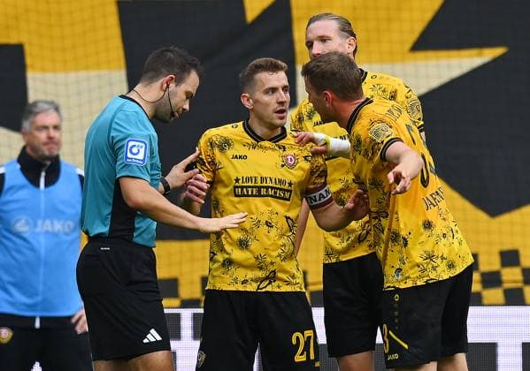 von rechts: Christoph Daferner, Vinko Sapina und Niklas Hauptmann (alle Dresden) diskutieren mit Schiedsrichter Wolfgang Haslberger um den Elfmeterpfiff gegen Dresden, 25.10.2025, Fussball, GER, Saison 2025 2026, 2. Bundesliga, Zweite Liga, 10. Spieltag, Rudolf-Harbig-Stadion Dresden, SG Dynamo Dresden - SC Paderborn 07, DFB AND DFL REGULATIONS PROHIBIT ANY USE OF PHOTOGRAPHS as IMAGE SEQUENCES and or QUASI-VIDEO,