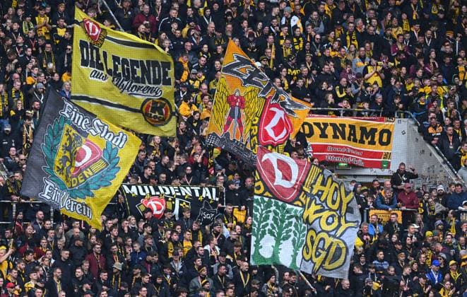 Dynamo-Fans, Dynamofans im K-Block, Fahne, Dynamofahne, Fahnen, 25.10.2025, Fussball, GER, Saison 2025 2026, 2. Bundesliga, Zweite Liga, 10. Spieltag, Rudolf-Harbig-Stadion Dresden, SG Dynamo Dresden - SC Paderborn 07, DFB AND DFL REGULATIONS PROHIBIT ANY USE OF PHOTOGRAPHS as IMAGE SEQUENCES and or QUASI-VIDEO,