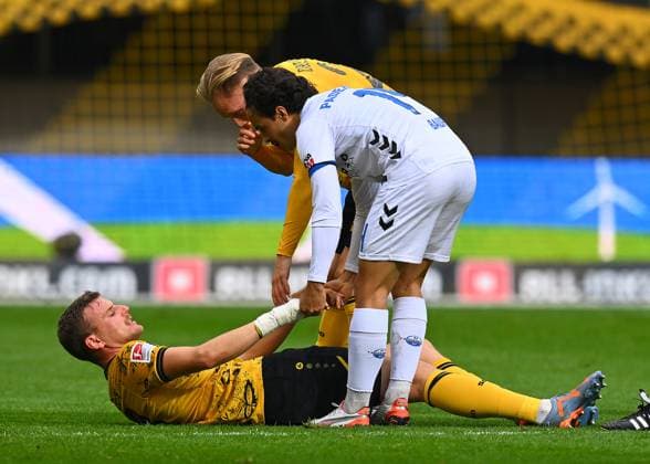 Mika Baur (Paderborn) und dahinter Tony Menzel (Dresden) beugen sich über Christoph Daferner (Dresden), 25.10.2025, Fussball, GER, Saison 2025 2026, 2. Bundesliga, Zweite Liga, 10. Spieltag, Rudolf-Harbig-Stadion Dresden, SG Dynamo Dresden - SC Paderborn 07, DFB AND DFL REGULATIONS PROHIBIT ANY USE OF PHOTOGRAPHS as IMAGE SEQUENCES and or QUASI-VIDEO,