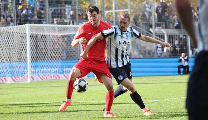 Stuttgart , Fußball Regionalliga , SV Stuttgarter Kickers vs. TSV Schott Mainz , von links: Nils Gans ( Mainz ) Marlon Faß ( Kickers )