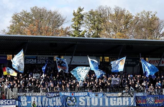 Stuttgart , Fußball Regionalliga , SV Stuttgarter Kickers vs. TSV Schott Mainz , Fans der Stuttgarter Kickers im B-Block , Gegentribüne , Gegengerade