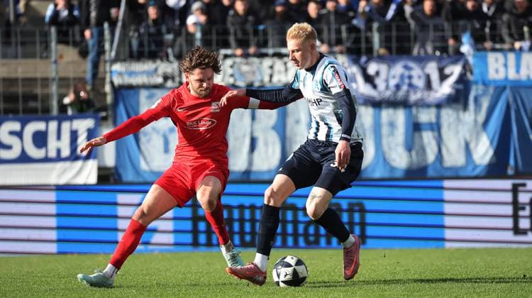Stuttgart , Fußball Regionalliga , SV Stuttgarter Kickers vs. TSV Schott Mainz , von links: Jost Mairose ( Mainz ) Oskar Hencke ( Kickers )