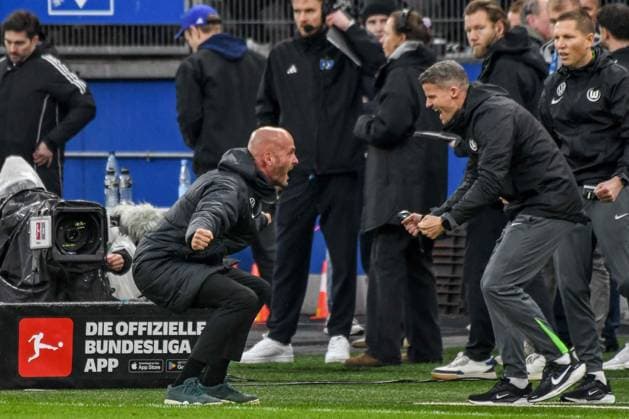 Schlussjubel Paul Simonis Trainer Co - Trainer Christian Clarup Tristan Berghuis ( Wolfsburg ) Deutschland , Hamburg , Volksparkstadion , Fussball , 1. Bundesliga , Hamburger SV - VFL Wolfsburg