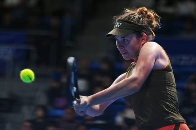 (251026) -- TOKYO, Oct. 26, 2025 -- Linda Noskova of the Czech Republic hits a return during the women s singles final match between Belinda Bencic of Switzerland and Linda Noskova of the Czech Republic at the Pan Pacific Open tennis tournament in Tokyo, Japan, on Oct. 26, 2025. ) (SP)JAPAN-TOKYO-TENNIS WTA, Tennis Damen PPO-WOMEN S SINGLES-FINAL JiaxHaocheng 