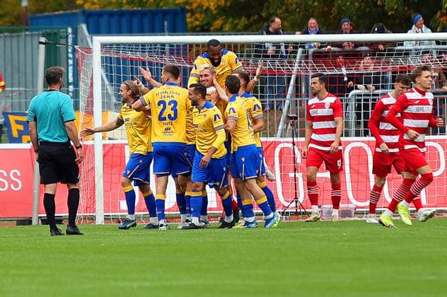 Bild: 0:1 für Jena durch Sören Reddemann 5(FC Carl Zeiss Jena) --- Regionalliga Nordost Greifswalder FC (rot) gegen FC Carl Zeiss Jena (gelb) 25.10.2025 in Greifswald