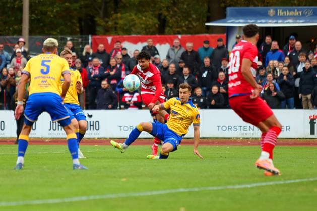 Bild: v.li.:Osman Atilgan 99(Greifswalder FC) vs. Maurice Hehne 6(FC Carl Zeiss Jena) --- Regionalliga Nordost Greifswalder FC (rot) gegen FC Carl Zeiss Jena (gelb) 25.10.2025 in Greifswald