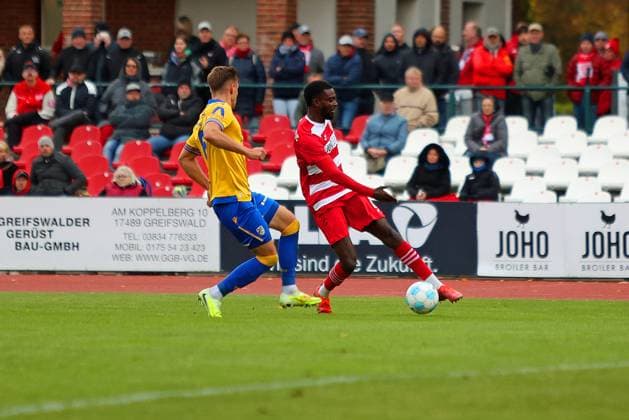 Bild: v.li.: Maurice Hehne 6(FC Carl Zeiss Jena) vs. Mc Moordy King Hüther 8(Greifswalder FC) --- Regionalliga Nordost Greifswalder FC (rot) gegen FC Carl Zeiss Jena (gelb) 25.10.2025 in Greifswald