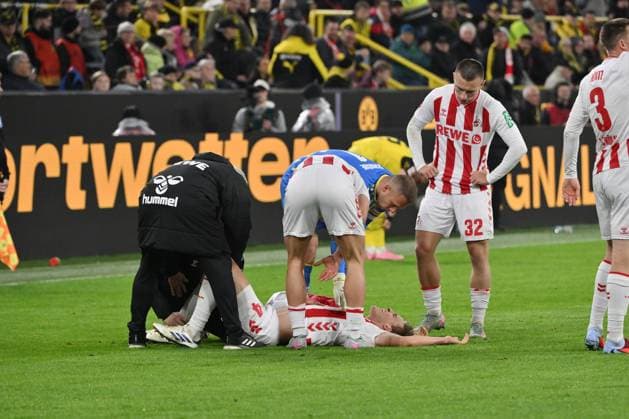 Schwere Knieverletzung bei Timo Hübers (1.FC Koeln) 25.10.2025, Fussball 1. Bundesliga, Saison 2025 2026, 8. Spieltag, Borussia Dortmund - 1. FC Köln 1:0 DFL regulations prohibit any use of photographs as image sequences and or quasi-video Dortmund Signal Iduna Park Nordrhein Westfalen Deutschland