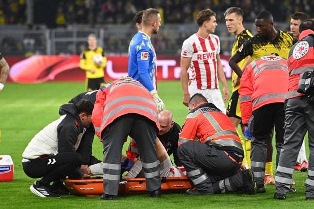 Timo HUEBERS (Hübers, K) liegt verletzt auf dem Rasen, verletzt, Verletzung, wird von Sanitaetern aus dem Stadion getragen, Fussball 1. Bundesliga, 8.Spieltag, matchday8, Borussia Dortmund (DO) - 1. FC Koeln (K) 1-0 am 25.10.2025 in Dortmund Deutschland. UEFA regulations prohibit any use of photographs as image sequences and or quasi-video Â