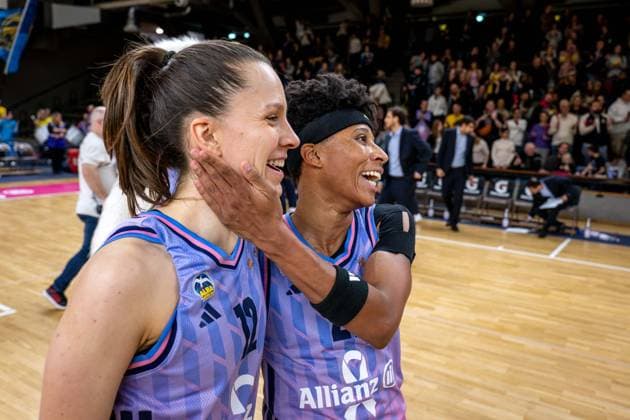 Basketball Berlin 25.10.2025 Saison 2025 2026 Toyota DBBL 1. Bundesliga Frauen, Damen Alba Berlin - SYNTAINICS MBC Jubel Alba Lena Gohlisch (Alba, No.12) Deeshyra Thomas (Alba, No.21)