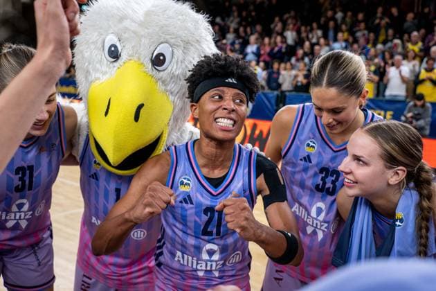 Basketball Berlin 25.10.2025 Saison 2025 2026 Toyota DBBL 1. Bundesliga Frauen, Damen Alba Berlin - SYNTAINICS MBC Jubel Alba Deeshyra Thomas (Alba, No.21) Emily Kiser (Alba, No.33) Jo Raflo (Alba, No.09)