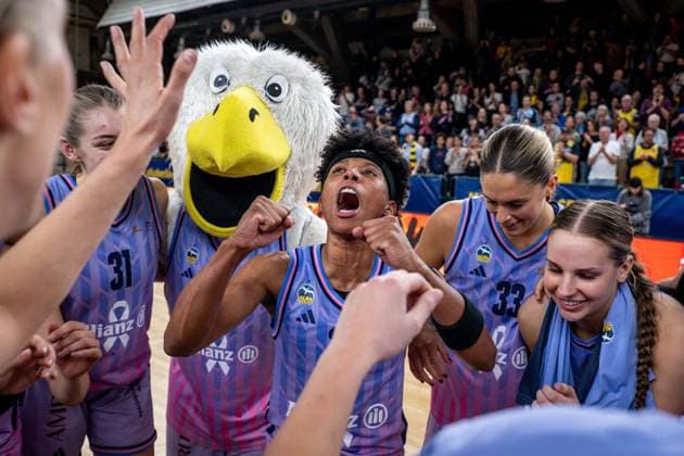 Basketball Berlin 25.10.2025 Saison 2025 2026 Toyota DBBL 1. Bundesliga Frauen, Damen Alba Berlin - SYNTAINICS MBC Jubel Alba Deeshyra Thomas (Alba, No.21) Emily Kiser (Alba, No.33) Jo Raflo (Alba, No.09)