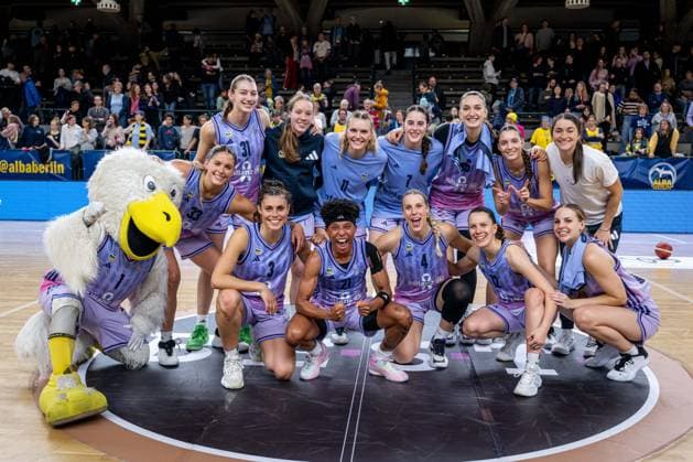 Basketball Berlin 25.10.2025 Saison 2025 2026 Toyota DBBL 1. Bundesliga Frauen, Damen Alba Berlin - SYNTAINICS MBC Jubel Alba Albatros Maskottchen Emily Kiser (Alba, No.33) Abby Muse (Alba, No.31) Rosalie Esser (Alba, No.22) Nina Rosemeyer (Alba, No.11) Leoni Kreyenfeld (Alba, No.07) Lilli Schultze (Alba, No.16) Greta Scholle (Alba, No.14) Leoni Kreyenfeld (Alba, No.07) vorne: Theresa Simon (Alba, No.03) Deeshyra Thomas (Alba, No.21) Marie Bertholdt (Alba, No.04) Lena Gohlisch (Alba, No.12) Jo Raflo (Alba, No.09)