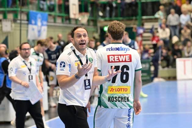 GER, 1.HBL, BHC06, BHC06 - SC DHfK Leipzig 25.10. 2025,Wuppertal ,Unihalle, GER, 1.Liqui Moly HBL, BHC06 - SC DHfK Leipzig 1.Liqui Moly HBL regulations prohibit any use of photographs as image sequences and or quasi-video im Bild Trainer Raul Alonso ( SC DHFK Leipzig ) Trainer Pavel Prokoec ( Eintracht Hagen ) die Hände erhoben.