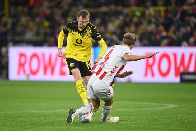Maximilian BEIER (DO) gegen Timo HUEBERS (Hübers, K) Aktion, Zweikampf, Fussball 1. Bundesliga, 8.Spieltag, matchday8, Borussia Dortmund (DO) - 1. FC Koeln (K) 1-0 am 25.10.2025 in Dortmund Deutschland. UEFA regulations prohibit any use of photographs as image sequences and or quasi-video Â