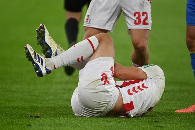 Timo HUEBERS (Hübers, K) liegt verletzt auf dem Rasen, verletzt, Verletzung, Fussball 1. Bundesliga, 8.Spieltag, matchday8, Borussia Dortmund (DO) - 1. FC Koeln (K) 1-0 am 25.10.2025 in Dortmund Deutschland. UEFA regulations prohibit any use of photographs as image sequences and or quasi-video Â