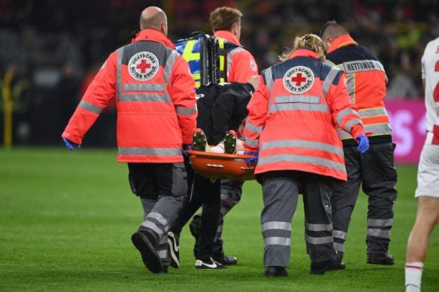 Timo HUEBERS (Hübers, K), verletzt, Verletzung, wird von Sanitaetern aus dem Stadion getragen, Fussball 1. Bundesliga, 8.Spieltag, matchday8, Borussia Dortmund (DO) - 1. FC Koeln (K) 1-0 am 25.10.2025 in Dortmund Deutschland. UEFA regulations prohibit any use of photographs as image sequences and or quasi-video Â
