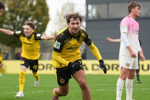 Sonntag, 26.10.2025 Saison 2025 2026 10. Spieltag U19 DFB Nachwuchsliga im BVB Fußballpark Hohenbuschei, Dortmund, Germany. BV Borussia Dortmund U19 - SV Bayer 04 Leverkusen U19. Torjubel nach dem 1:0 durch Taycan Macid Etcibasi (BVB).