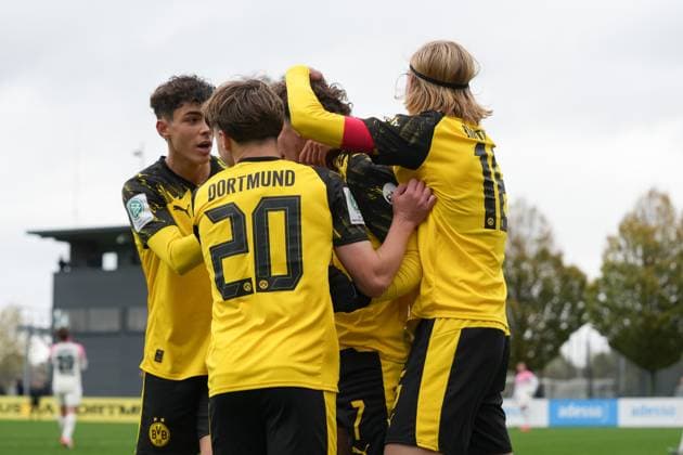 Sonntag, 26.10.2025 Saison 2025 2026 10. Spieltag U19 DFB Nachwuchsliga im BVB Fußballpark Hohenbuschei, Dortmund, Germany. BV Borussia Dortmund U19 - SV Bayer 04 Leverkusen U19. Torjubel nach dem 1:0 durch Taycan Macid Etcibasi (BVB).