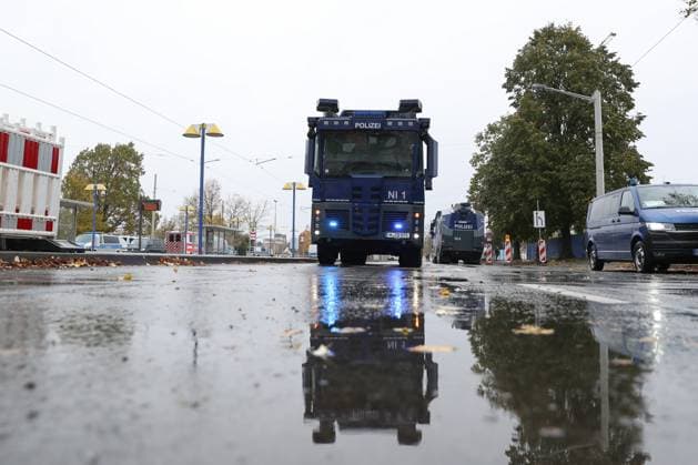 26.10.2025, xtgx, Fussball 2. Bundesliga, Eintracht Braunschweig - Hannover 96 v.l. Symbolfoto, Symbolbild, Symbol Polizei Polizisten Wasserwerfer (DFL DFB REGULATIONS PROHIBIT ANY USE OF PHOTOGRAPHS as IMAGE SEQUENCES and or QUASI-VIDEO) Braunschweig