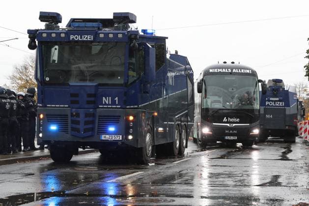 26.10.2025, xtgx, Fussball 2. Bundesliga, Eintracht Braunschweig - Hannover 96 v.l. Anreise der Mannschaft von Hannover 96, Bus, Mannschaftsbus, Symbolfoto, Symbolbild, Symbol Polizei Polizisten Wasserwerfer (DFL DFB REGULATIONS PROHIBIT ANY USE OF PHOTOGRAPHS as IMAGE SEQUENCES and or QUASI-VIDEO) Braunschweig