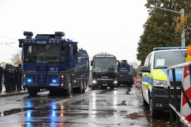 26.10.2025, xtgx, Fussball 2. Bundesliga, Eintracht Braunschweig - Hannover 96 v.l. Anreise der Mannschaft von Hannover 96, Bus, Mannschaftsbus, Symbolfoto, Symbolbild, Symbol Polizei Polizisten Wasserwerfer (DFL DFB REGULATIONS PROHIBIT ANY USE OF PHOTOGRAPHS as IMAGE SEQUENCES and or QUASI-VIDEO) Braunschweig