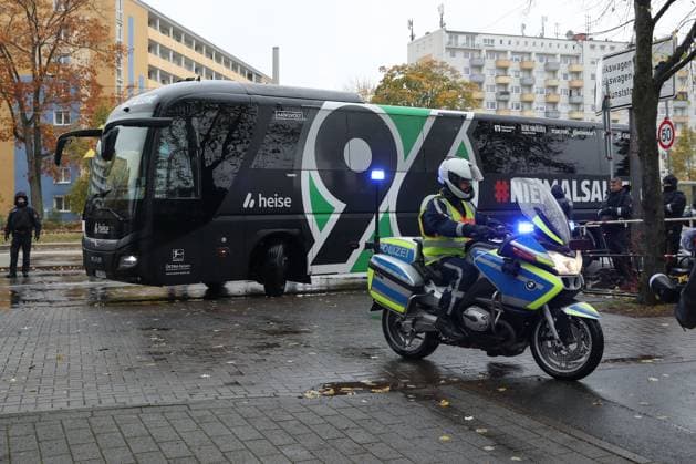 26.10.2025, xtgx, Fussball 2. Bundesliga, Eintracht Braunschweig - Hannover 96 v.l. Anreise der Mannschaft von Hannover 96, Bus, Mannschaftsbus, Symbolfoto, Symbolbild, Symbol Polizei Polizisten (DFL DFB REGULATIONS PROHIBIT ANY USE OF PHOTOGRAPHS as IMAGE SEQUENCES and or QUASI-VIDEO) Braunschweig