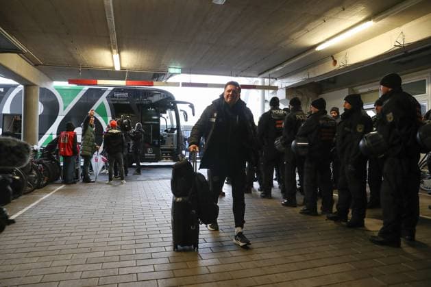 26.10.2025, xtgx, Fussball 2. Bundesliga, Eintracht Braunschweig - Hannover 96 v.l. Anreise der Mannschaft von Hannover 96 um Christian Titz (Hannover Trainer) Symbolfoto, Symbolbild, Symbol Polizei Polizisten (DFL DFB REGULATIONS PROHIBIT ANY USE OF PHOTOGRAPHS as IMAGE SEQUENCES and or QUASI-VIDEO) Braunschweig