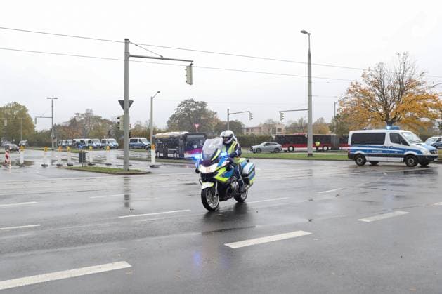 26.10.2025, xtgx, Fussball 2. Bundesliga, Eintracht Braunschweig - Hannover 96 v.l. Anreise der Gästefans Symbolfoto, Symbolbild, Symbol Polizei Polizisten (DFL DFB REGULATIONS PROHIBIT ANY USE OF PHOTOGRAPHS as IMAGE SEQUENCES and or QUASI-VIDEO) Braunschweig
