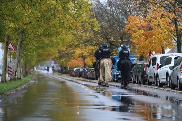 26.10.2025, xtgx, Fussball 2. Bundesliga, Eintracht Braunschweig - Hannover 96 v.l. Symbolfoto, Symbolbild, Symbol Polizei Polizisten Pferde Reiterstaffel Reiter (DFL DFB REGULATIONS PROHIBIT ANY USE OF PHOTOGRAPHS as IMAGE SEQUENCES and or QUASI-VIDEO) Braunschweig