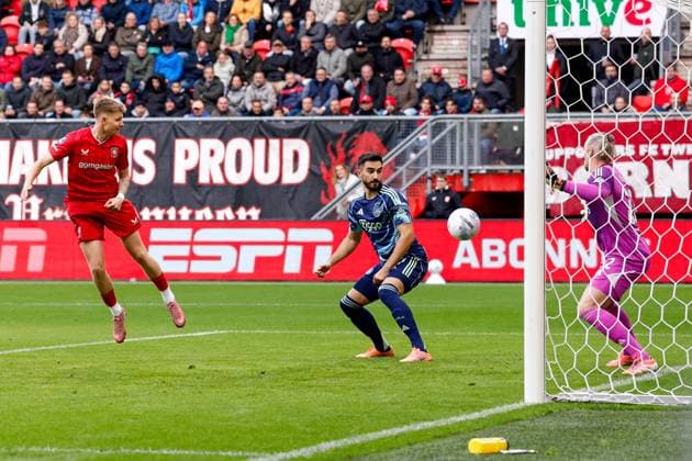 2025-10-26 FC Twente v AFC Ajax - Dutch Eredivisie ENSCHEDE, NETHERLANDS - OCTOBER 26: Kristian Hlynsson of FC Twente heads the ball at goal during the Dutch Eredivisie match between FC Twente and AFC Ajax at De Grolsch Veste on October 26, 2025 in Enschede, Netherlands. Enschede De Grolsch Veste Netherlands Content not available for redistribution in The Netherlands directly or indirectly through any third parties. Copyright: xBenxGalx