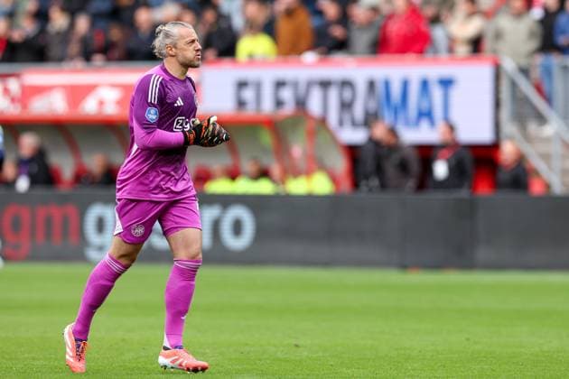 2025-10-26 FC Twente v AFC Ajax - Dutch Eredivisie ENSCHEDE, NETHERLANDS - OCTOBER 26: Goalkeeper Remko Pasveer of AFC Ajax looks on during the Dutch Eredivisie match between FC Twente and AFC Ajax at De Grolsch Veste on October 26, 2025 in Enschede, Netherlands. Enschede De Grolsch Veste Netherlands Content not available for redistribution in The Netherlands directly or indirectly through any third parties. Copyright: xBenxGalx