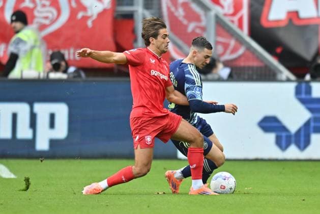 ENSCHEDE, 26-10-2025, Grolsch Veste Stadium, season 2025 2026 , Dutch Eredivisie football Match FC Twente and Ajax. picture shows FC Twente player Bart van Rooij, Ajax player Oscar Gloukh Twente - Ajax  x31696856x Copyright: