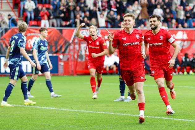 ENSCHEDE, 26-10-2025, Grolsch Veste Stadium, season 2025 2026 , Dutch Eredivisie football Match FC Twente and Ajax. picture shows FC Twente player Kristian Hlynsson celebrating the 1-0 Twente - Ajax  x31696858x Copyright: