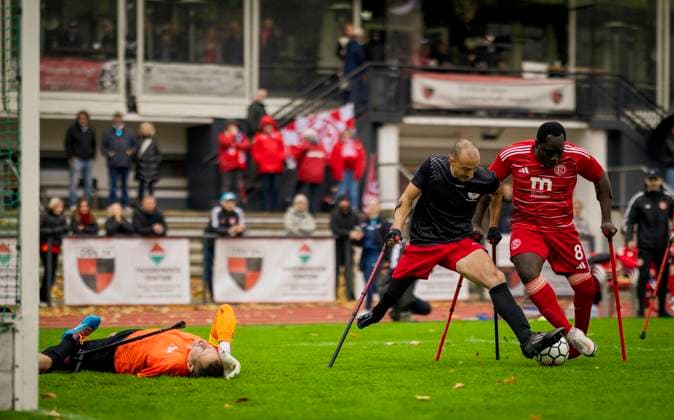 Düsseldorf, Germany. 25h Oct 2025. Setonji Ogunbiji (F95) Torwart Andreas Lehmann, Moritz Goldschalt (BFC) Fortuna Düsseldorf - BFC Preussen Berlin Deutsche Amputierten Meisterschaft 25.10.2025