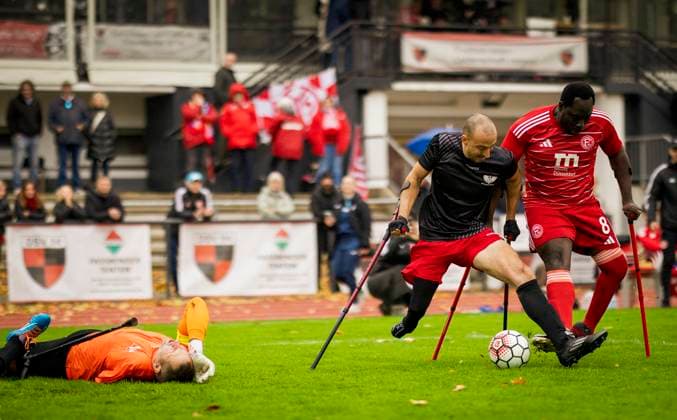 Düsseldorf, Germany. 25h Oct 2025. Setonji Ogunbiji (F95) Torwart Andreas Lehmann, Moritz Goldschalt (BFC) Fortuna Düsseldorf - BFC Preussen Berlin Deutsche Amputierten Meisterschaft 25.10.2025