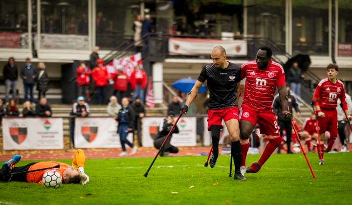 Düsseldorf, Germany. 25h Oct 2025. Setonji Ogunbiji (F95) Torwart Andreas Lehmann, Moritz Goldschalt (BFC) Fortuna Düsseldorf - BFC Preussen Berlin Deutsche Amputierten Meisterschaft 25.10.2025