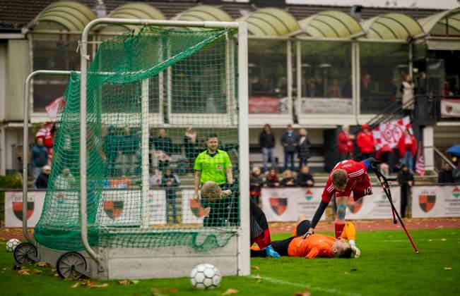 Düsseldorf, Germany. 25h Oct 2025. Jonas Lappe (F95) kümmert sich um Torwart Andreas Lehmann (BFC) Fortuna Düsseldorf - BFC Preussen Berlin Deutsche Amputierten Meisterschaft 25.10.2025