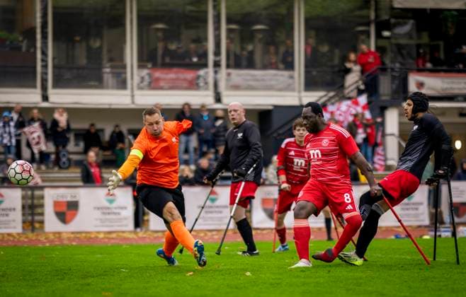 Düsseldorf, Germany. 25h Oct 2025. Setonji Ogunbiji (F95), Torwart Andreas Lehmann, Adnan Harram (BFC) Fortuna Düsseldorf - BFC Preussen Berlin Deutsche Amputierten Meisterschaft 25.10.2025