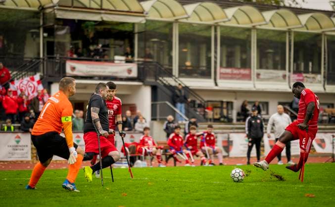 Düsseldorf, Germany. 25h Oct 2025. Setonji Ogunbiji (F95) Torwart Andreas Lehmann (BFC) Fortuna Düsseldorf - BFC Preussen Berlin Deutsche Amputierten Meisterschaft 25.10.2025