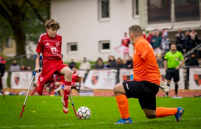 Düsseldorf, Germany. 25h Oct 2025. Elias Tönnes (F95) Torwart Andreas Lehmann (BFC) Fortuna Düsseldorf - BFC Preussen Berlin Deutsche Amputierten Meisterschaft 25.10.2025
