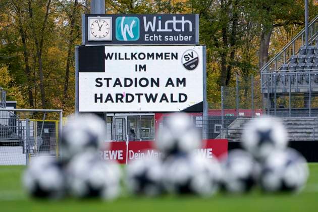 Anzeigetafel im Innenraum mit der Aufschrift: Willkommen im Stadion am Hardtwald, 26.10.2025, Sandhausen (Deutschland), Fussball, Regionalliga Südwest, SV Sandhausen - FC Bayern Alzenau