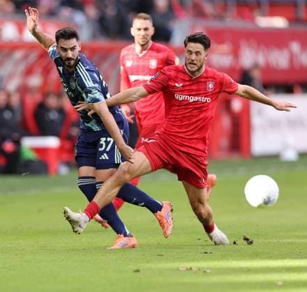 Josip Sutalo of AFC Ajax with Ricky van Wolfswinkel of FC Twente during the match FC Twente vs AFC Ajax at the Grolsch Veste for the Dutch Vriendenloterij Eredivisie season 2025-2026 in ENSCHEDE, Netherlands on 26 october 2025, (photo by Peter Lous EYE4images DeFodi Images) Josip Sutalo of AFC Ajax with Ricky van Wolfswinkel of FC Twente during the match FC Twente vs AFC Ajax at the Grolsch Veste for the Dutch Vriendenloterij Eredivisie season 2025 2026 in ENSCHEDE, Netherlands on 26 october 2025, photo by Peter Lous EYE4images DeFodi Images