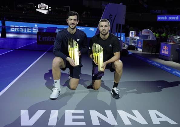 TENNIS - ATP, Tennis Herren Erste Bank Open VIENNA,AUSTRIA,26.OCT.25 - TENNIS - ATP World Tour, Erste Bank Open. Image shows Julian Cash and Lloyd Glasspool (GBR). Keywords: trophy.  GEPAxpictures xWalterxLuger